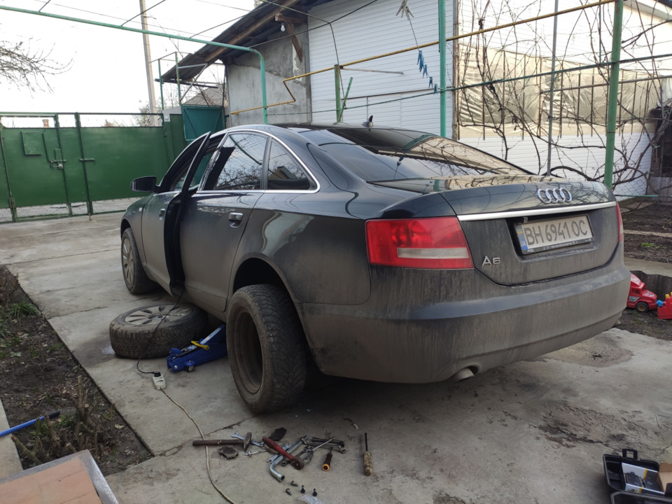 Заміна задніх колодок Audi A6 C6 5