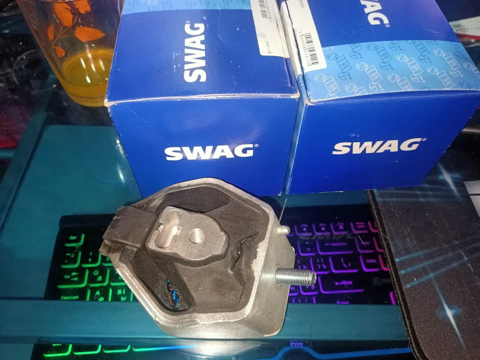 Подушки КПП SWAG 1.8 ADR