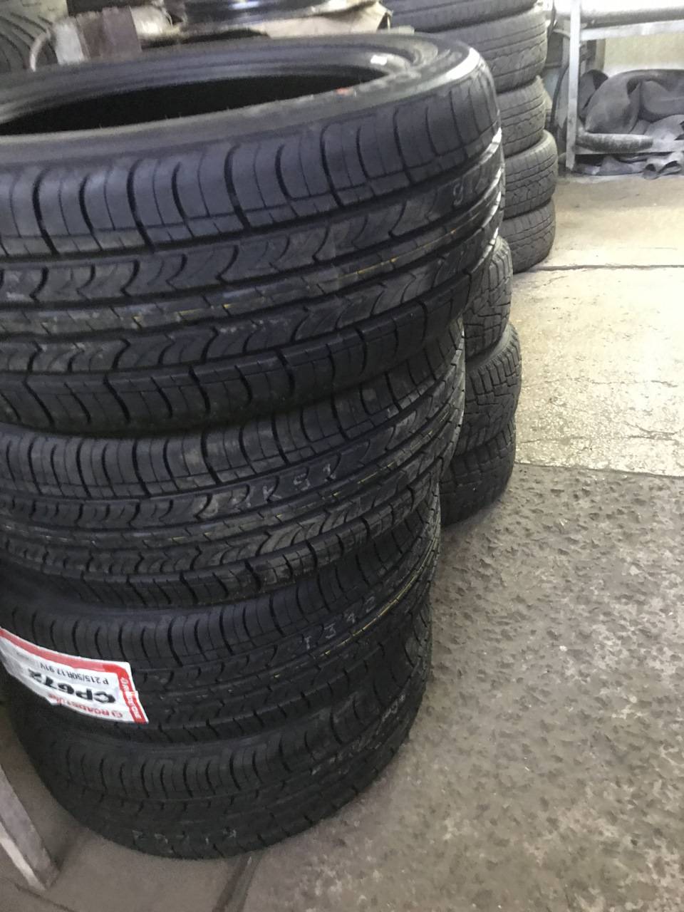 Нова гума roadstone CP672 215/50 R17 4