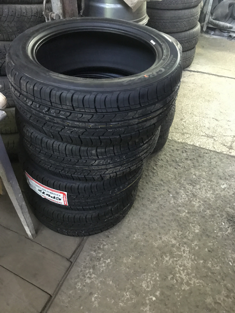 Нова гума roadstone CP672 215/50 R17 5