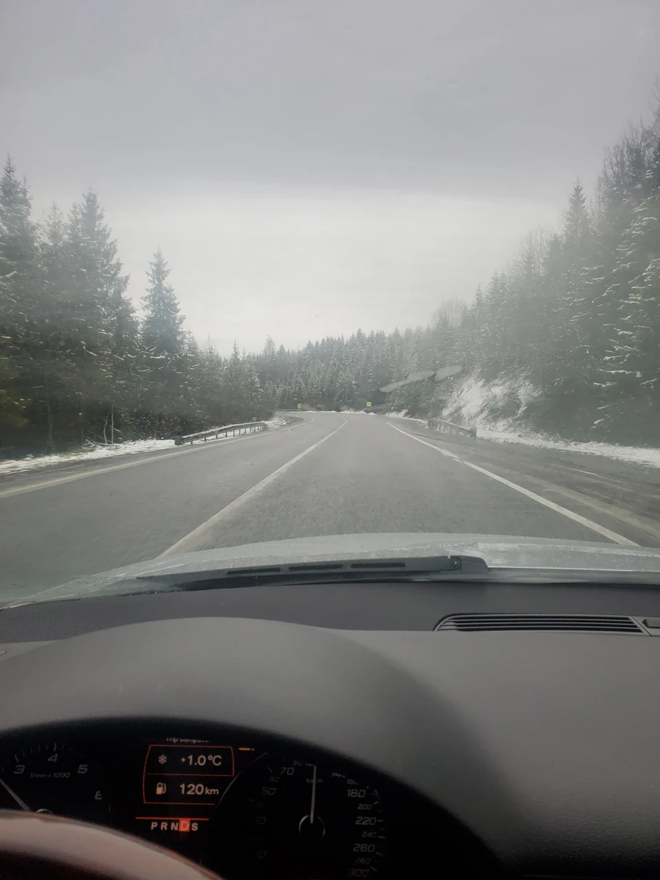 Май місяць, у Карпатах сніг ❄