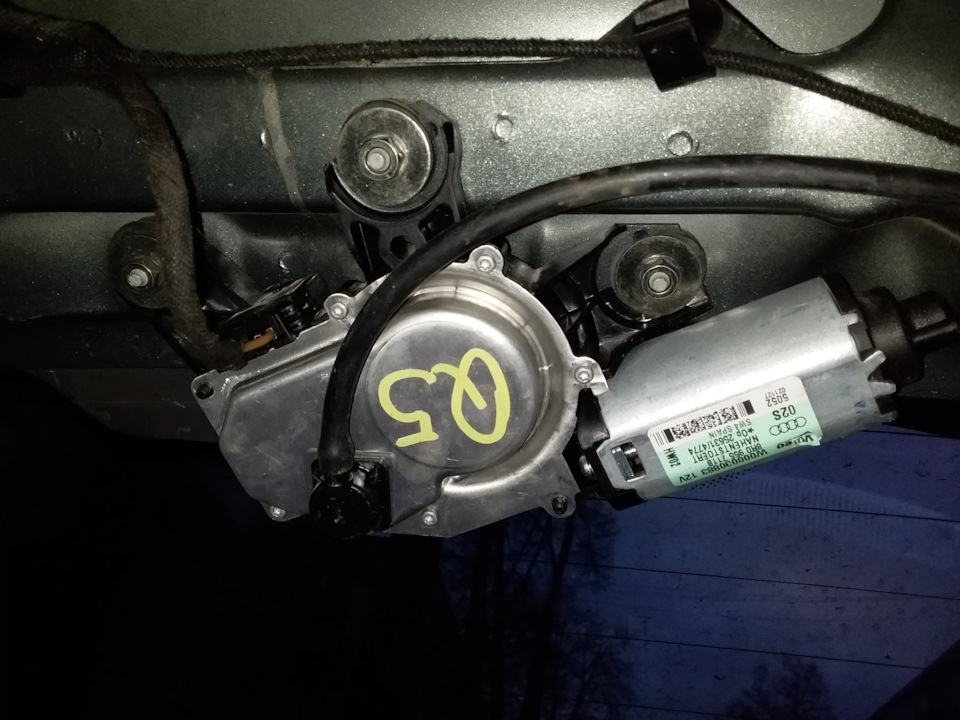 Задній двірник від Q5 3
