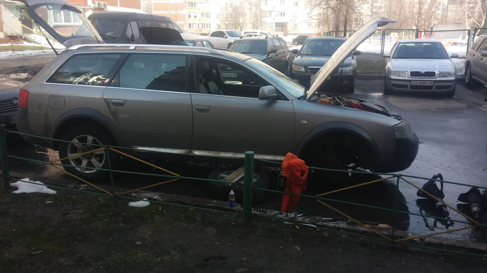 Щось стрельнуло, і різко спустила пневма переднє праве колесо 2