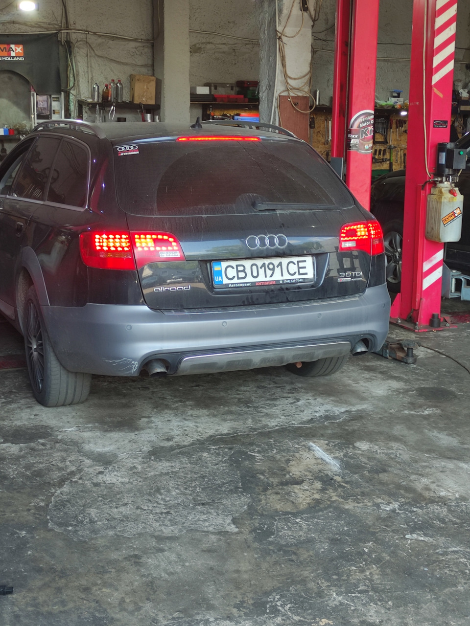 Заміна передніх колодок 4E0698151F VAG а всередині виявився... 2
