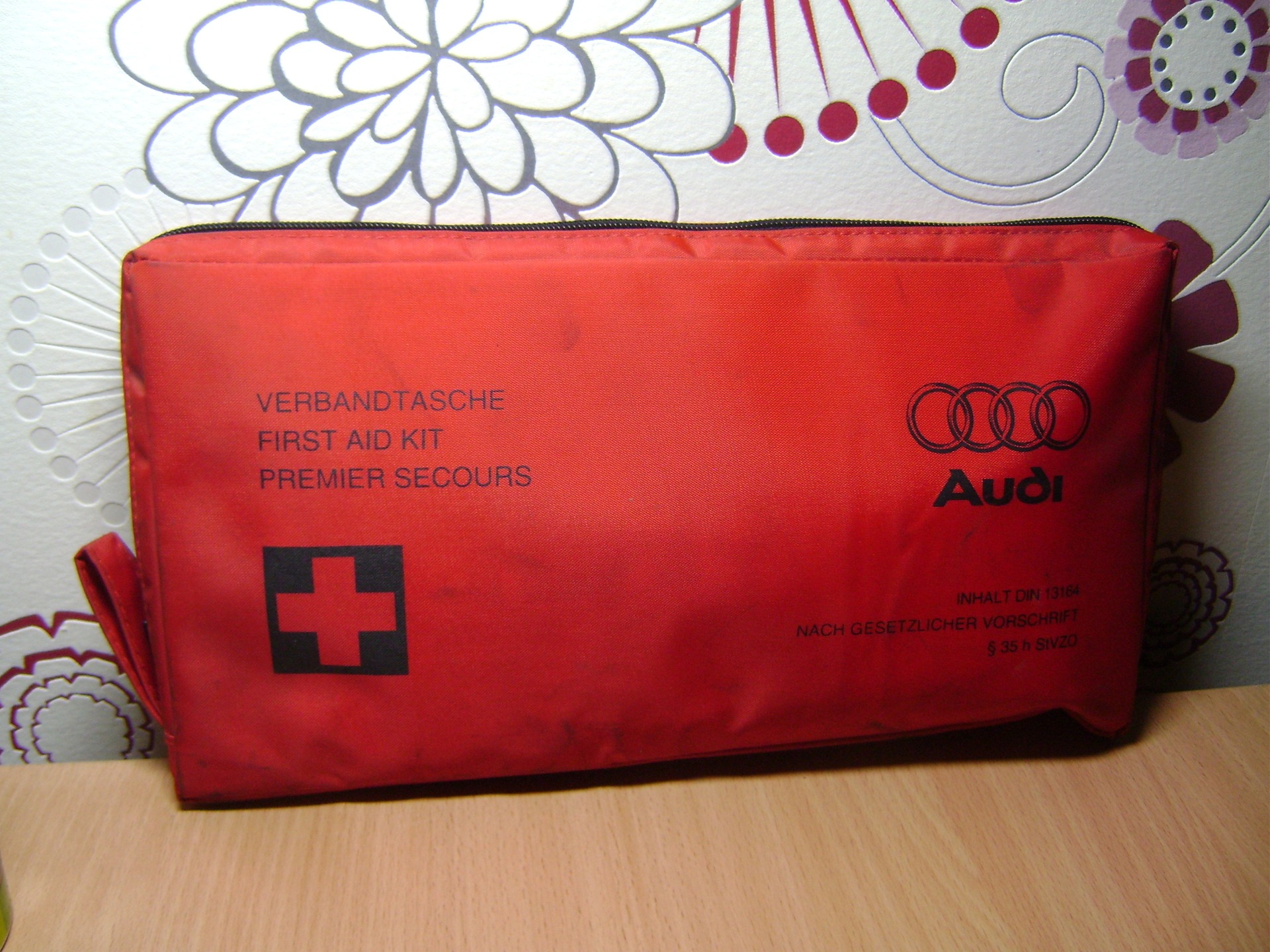 оригінальна аптечка AUDI 1