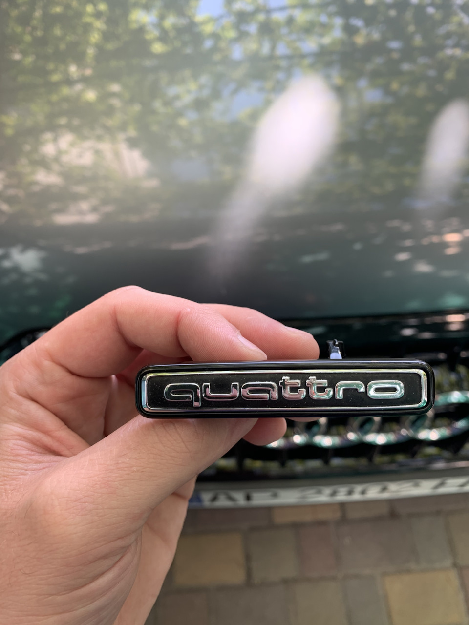 Значек решетки и шильдик quattro 3