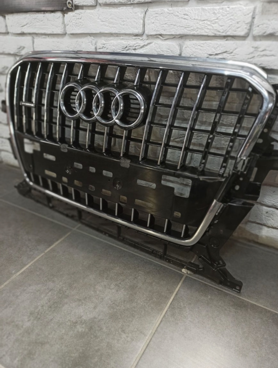 Значек решетки и шильдик quattro 1
