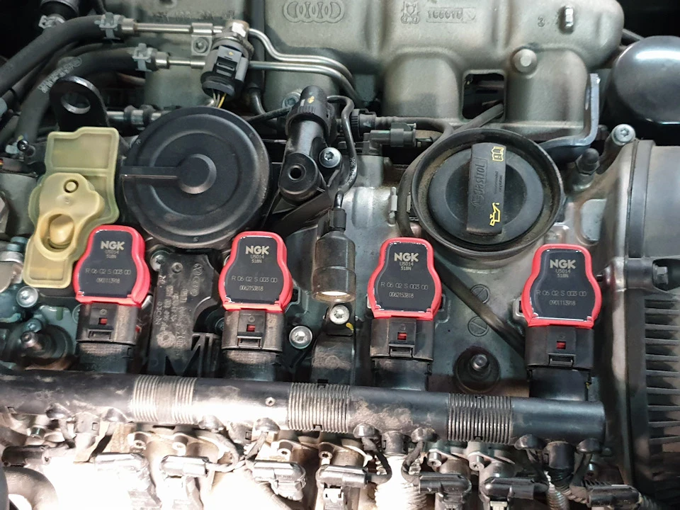 Червоні котушки U5014 (48041) та свічки bkr7ix (2667) від NGK