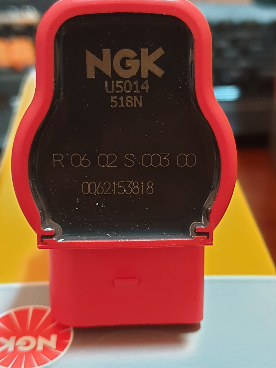 Червоні котушки U5014 (48041) та свічки bkr7ix (2667) від NGK 4