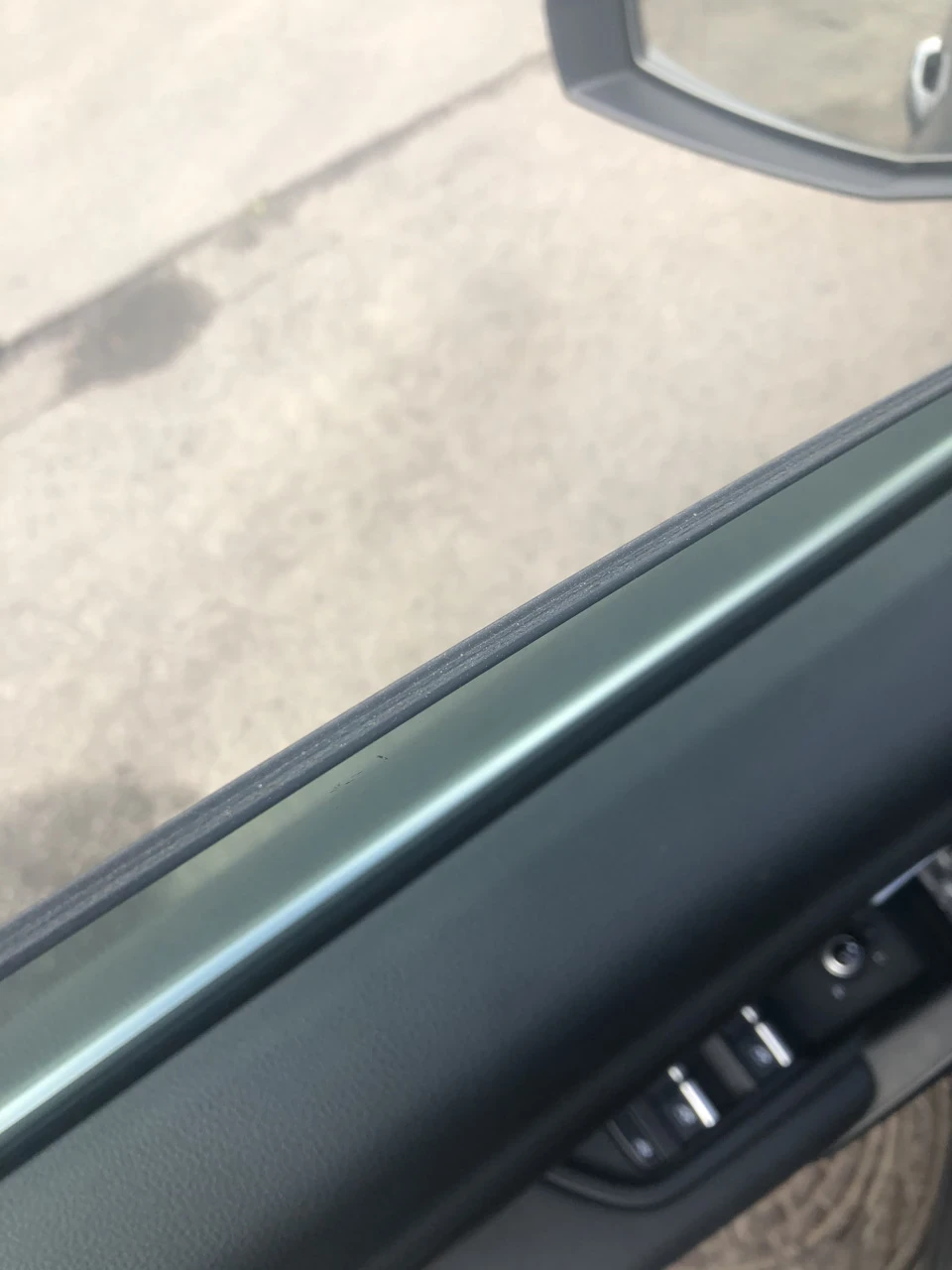 Подвійне скло спереду - трохи ближче до преміуму))