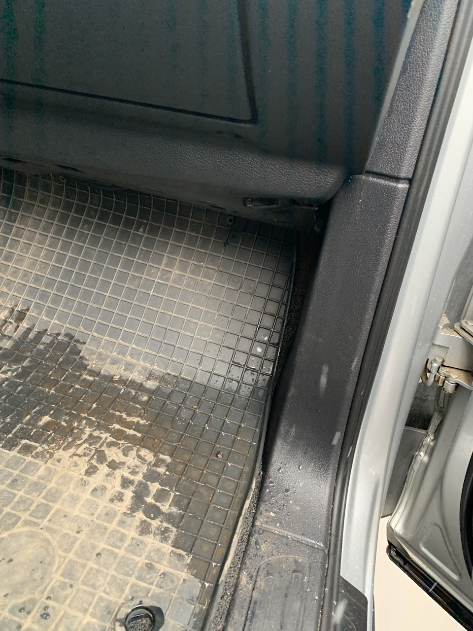 Вода в салоні під ногами 1