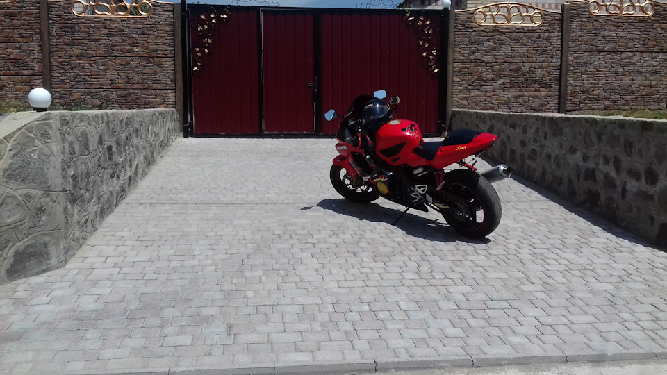 фото мій Honda CBR 600 F4i Sport. … 2002 рік 1