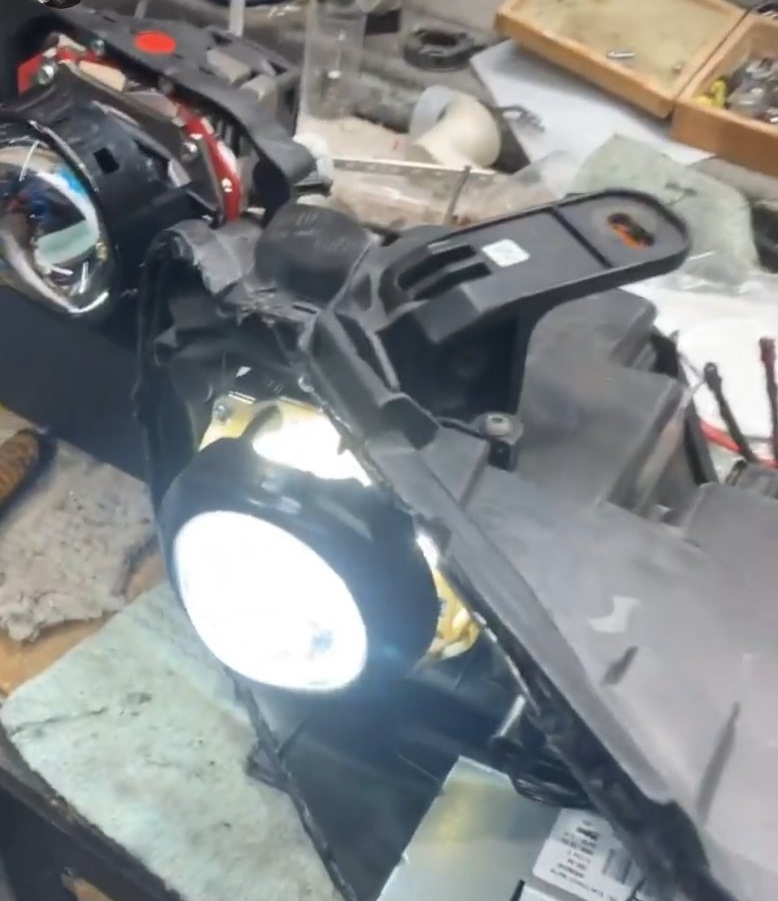 Заміна лінз на AMS BI-LED Z6 3 2