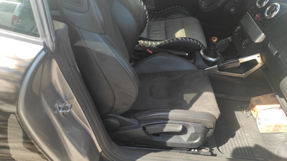 Сидіння audi tt 8j установка в процесі. 1