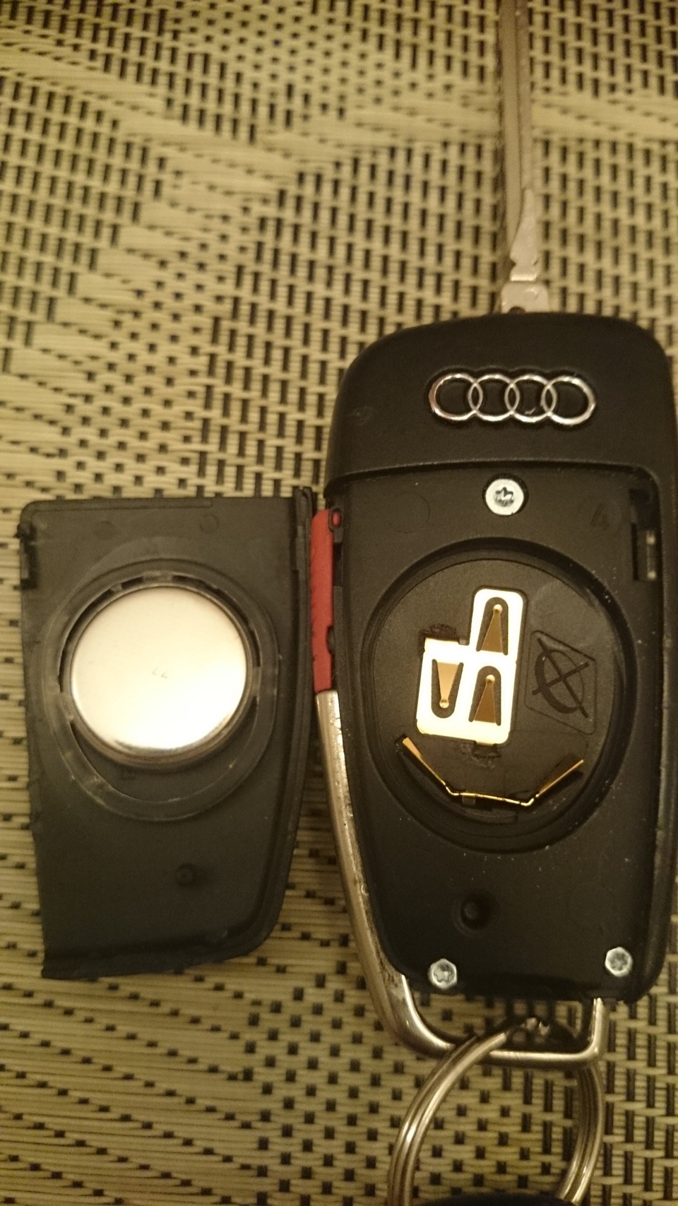 Заміна батарейки у викидному ключі запалювання Audi TT 4