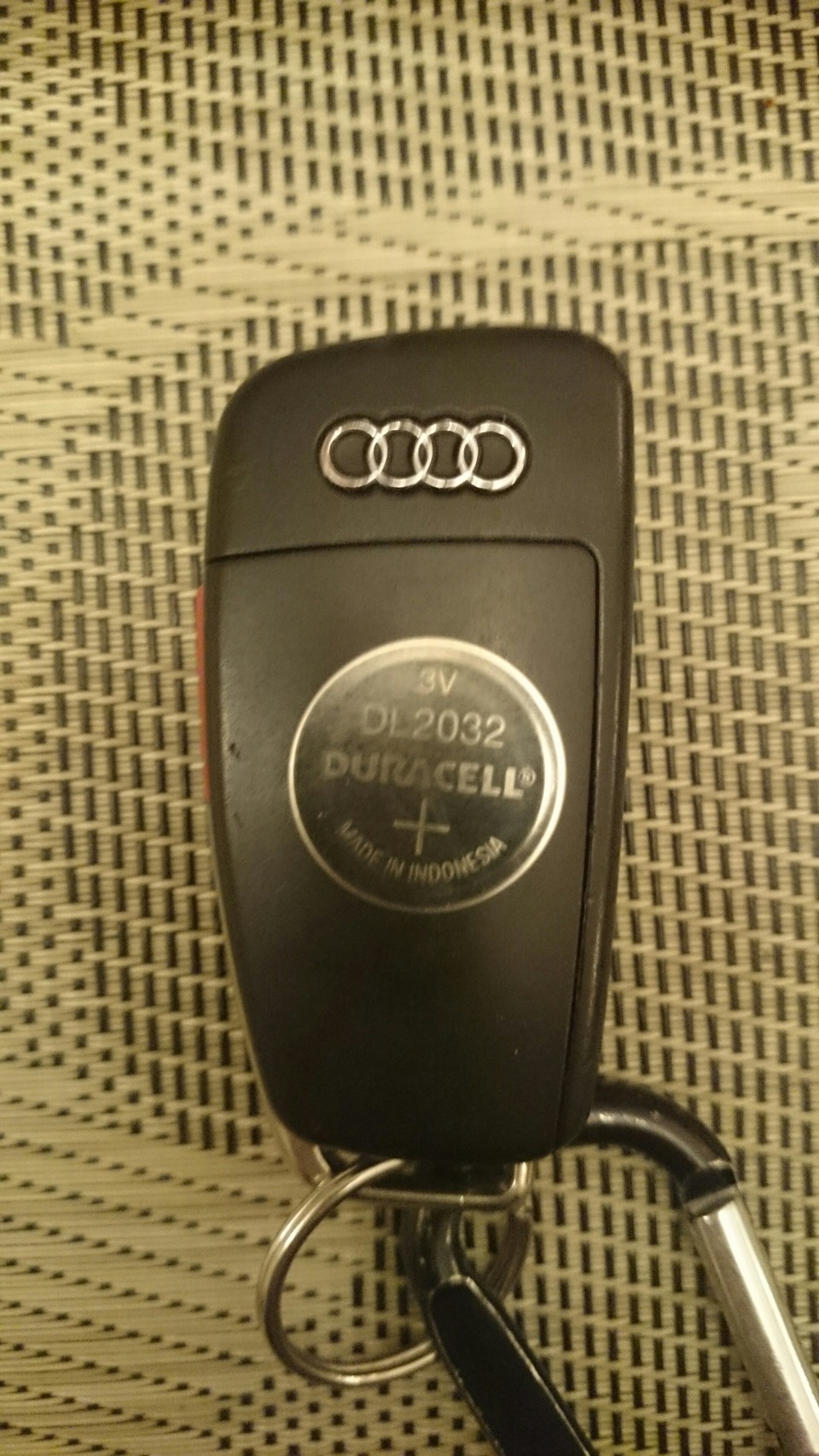 Заміна батарейки у викидному ключі запалювання Audi TT 2