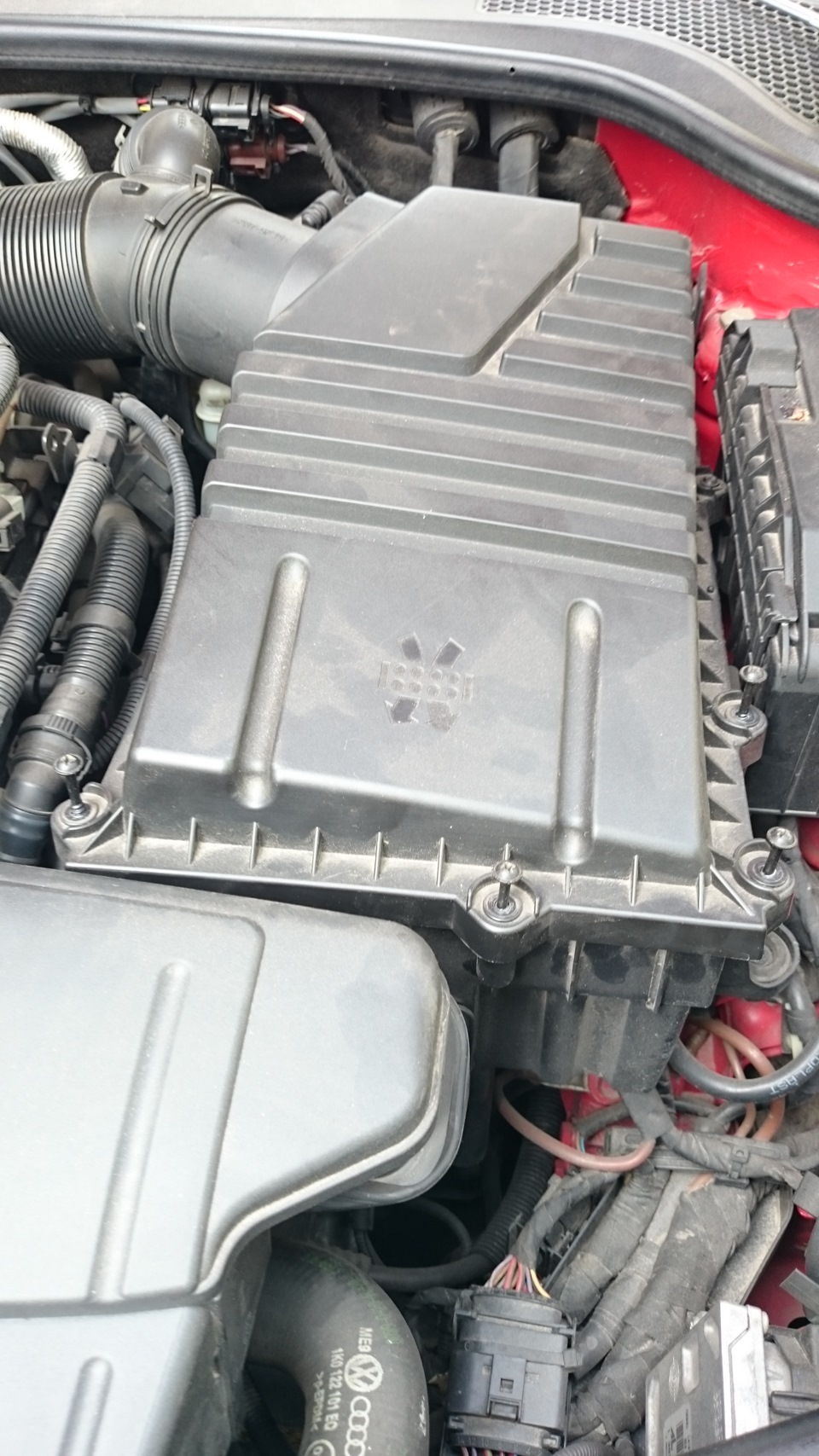 Заміна повітряного фільтра - Двигуна Audi TT 3.2 2