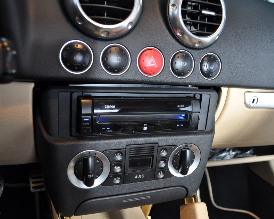 Clarion VZ401E-новий мультимедійний центр CHAMELEON 2 частина 1