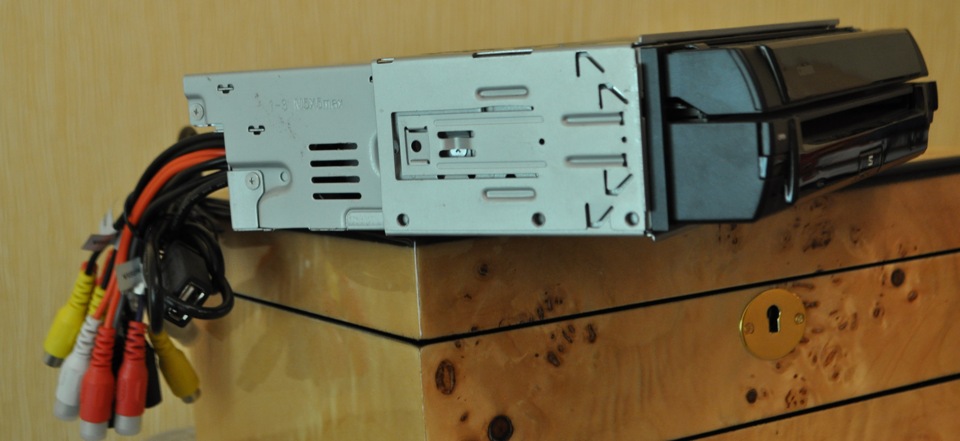 Clarion VZ401E-новий мультимедійний центр CHAMELEON 2