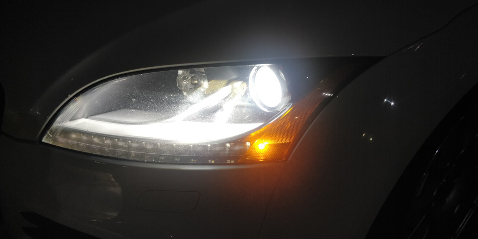 Вимкнення жовтих габаритних вогнів у передній фарі Audi TTS Америка (Disable side amber marker lights USA) 1