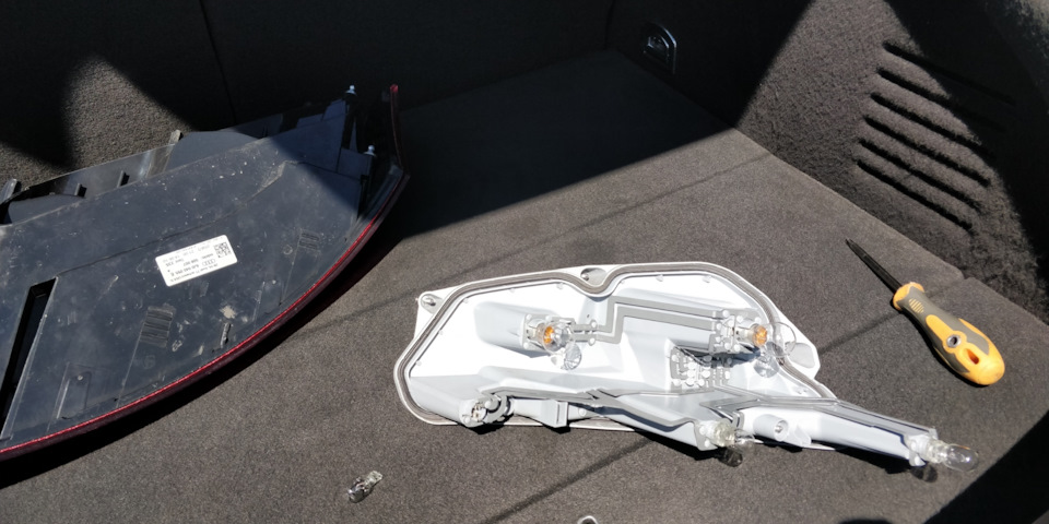 Жовті LED поворотники в американську фару Audi TTS 5