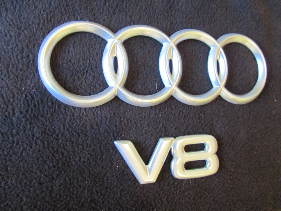Покрасил шильдик и значок AUDI 4