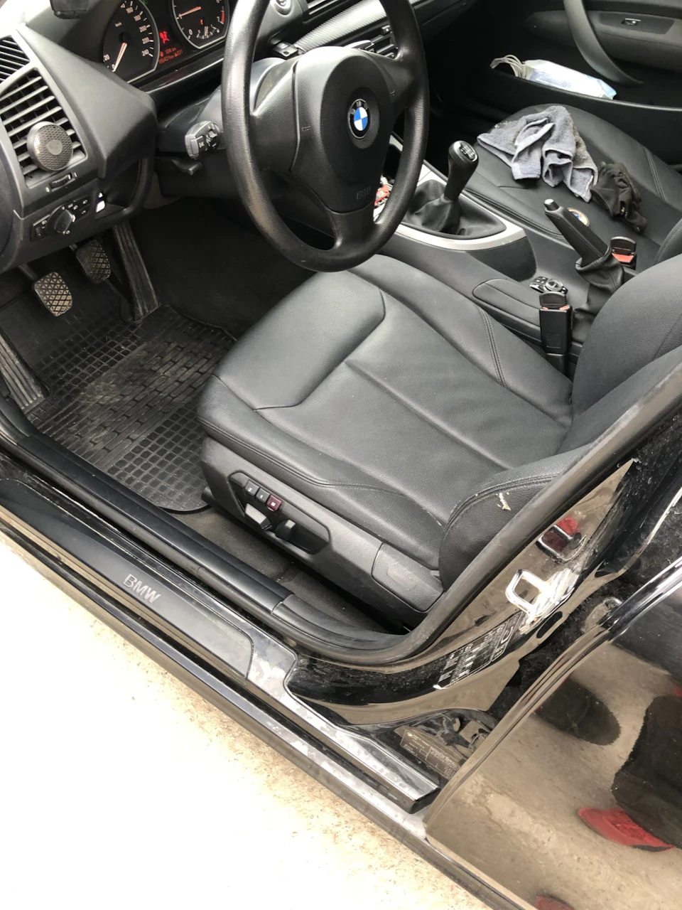 Встановлення сидінь у BMW e87 _N45B16