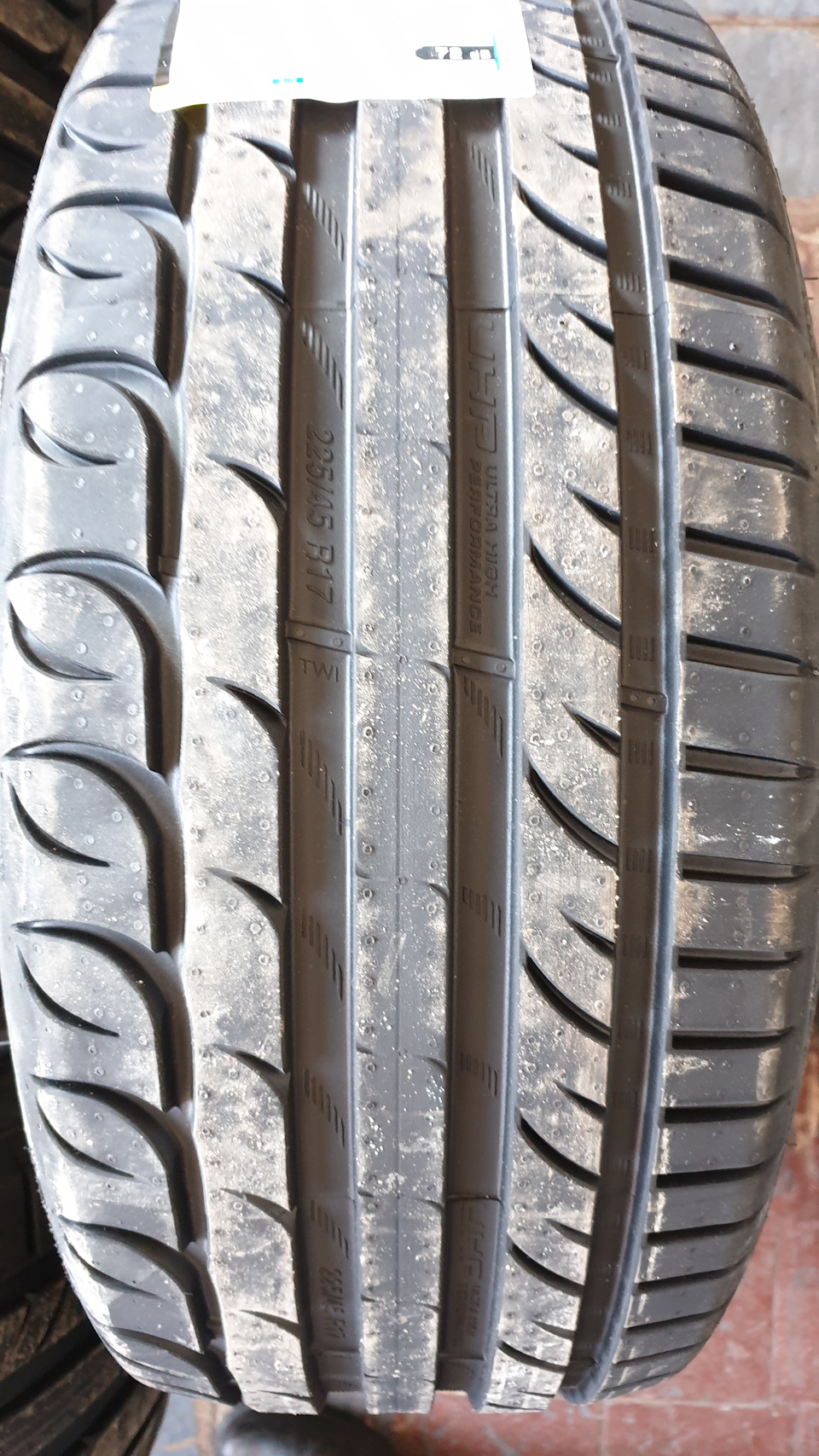 Шини Kormoran 225/45R17 Loko 94v Ultra high performance 3