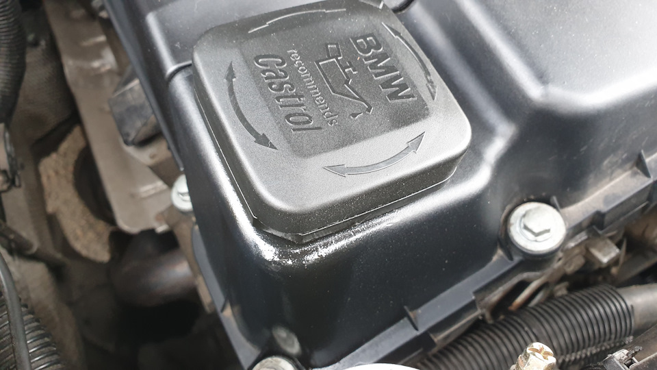 Спливе з під кришки маслозаливної горловини N45 1