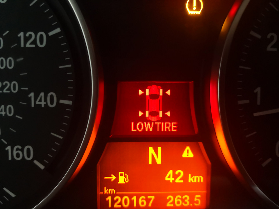 LOW TIRE Низький тиск в одній із шин 1