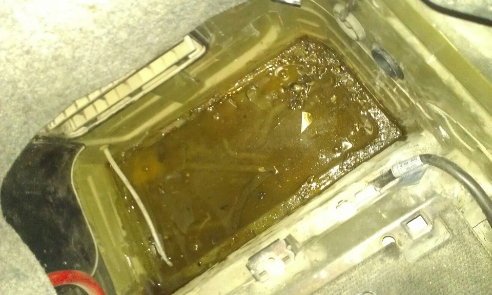 Не без сюрпризів - іржа під акуммом у багажнику. 1