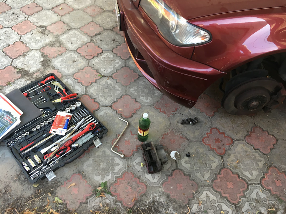 Відкрутився болт гальмівний супорт, що кріпить, до поворотного кулака 1