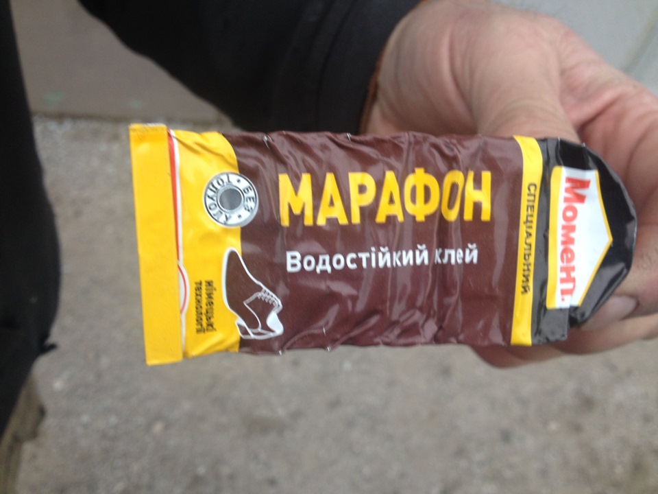 Підклеювання внутрішньої оббивки салону навколо дверей 2