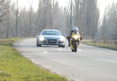 Audi R8 vs GSX-R 1000 k5 4