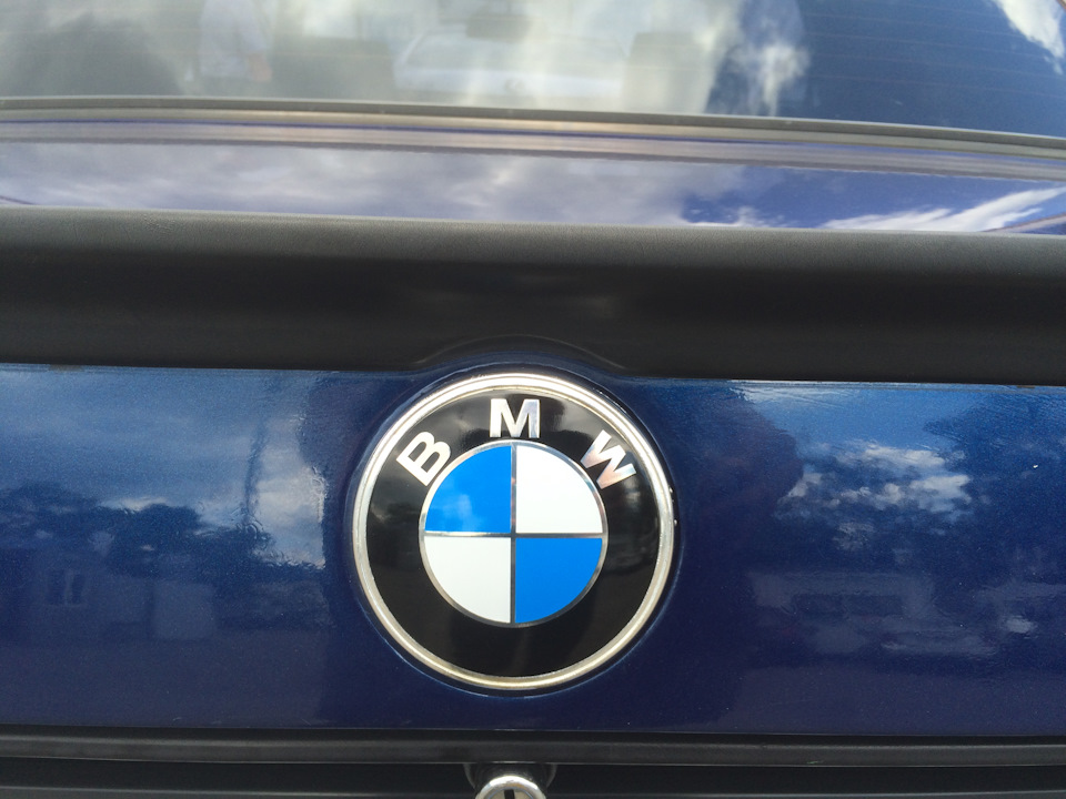 Оновив знаки на багажнику BMW 5