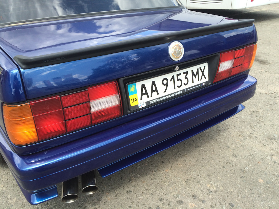 Оновив знаки на багажнику BMW 3
