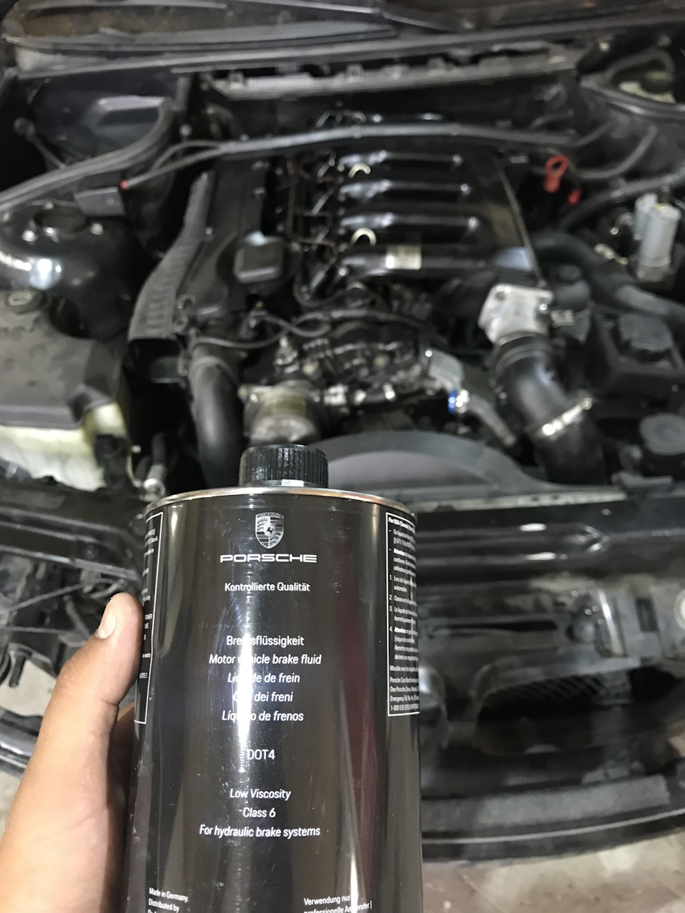 Заміна гальмівної рідини від Porsche 1