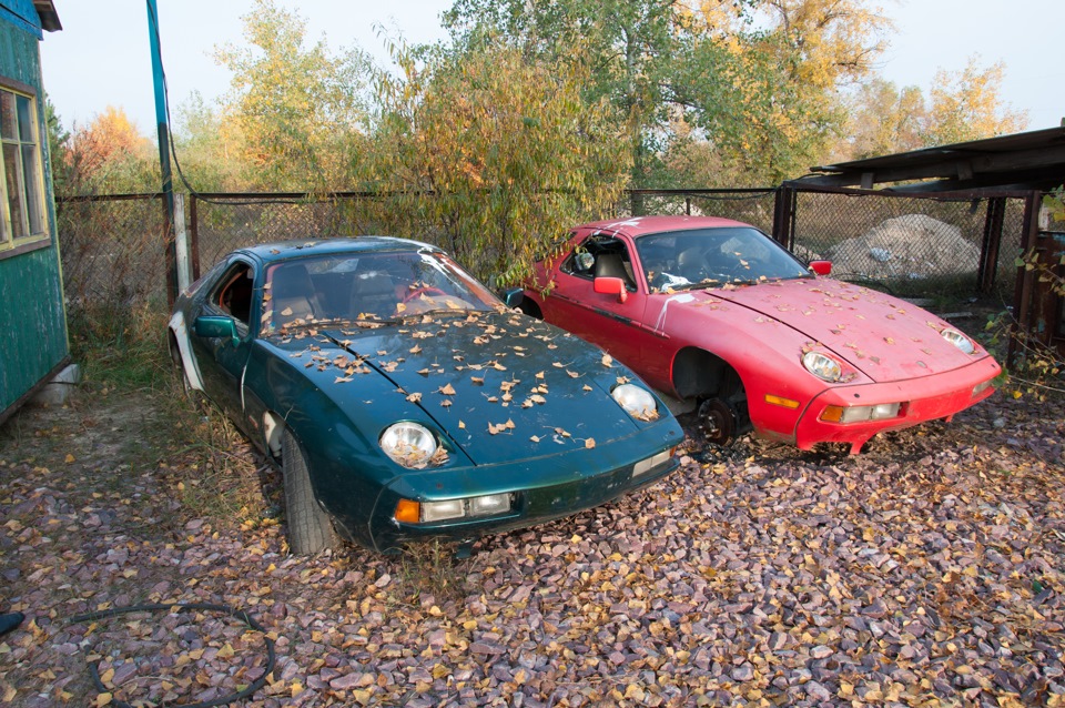 Парочка раритетних Porsche помирає у Києві на Оболоні 1