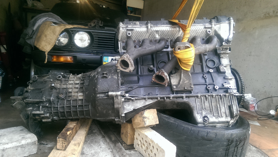 ч11 Побудова m50b31 noob style. Встановлення великого СОМА в крихту Е30. Помічниця на допомогу) 2