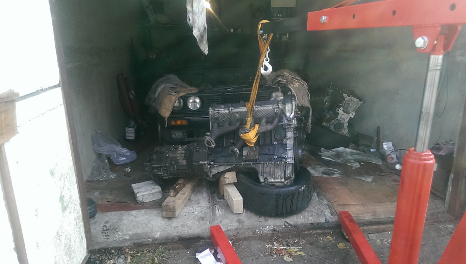 ч11 Побудова m50b31 noob style. Встановлення великого СОМА в крихту Е30. Помічниця на допомогу) 3