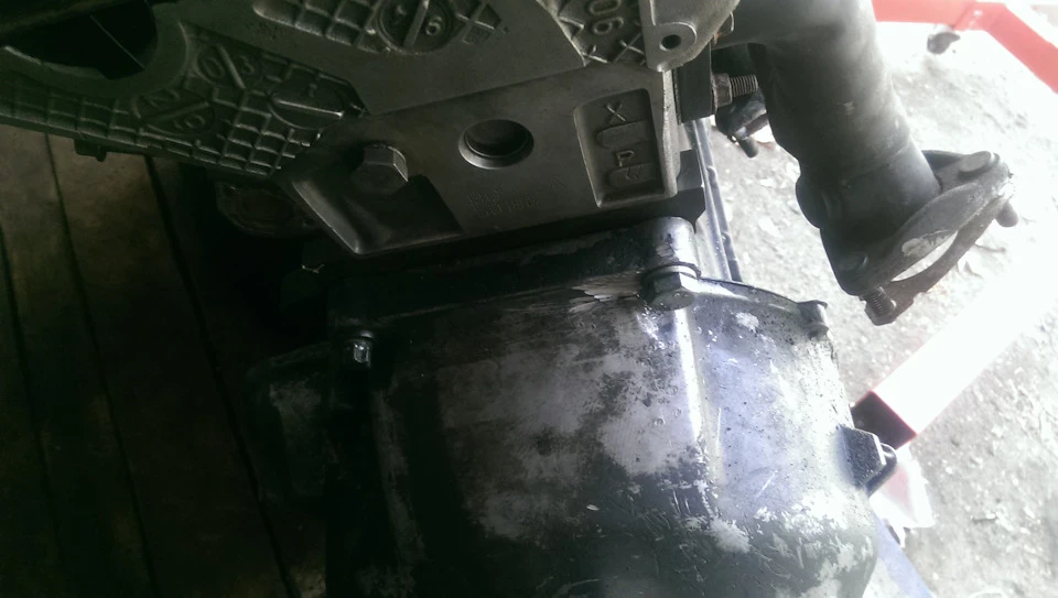 ч11 Побудова m50b31 noob style. Встановлення великого СОМА в крихту Е30. Помічниця на допомогу)
