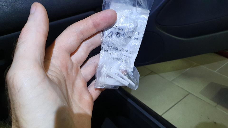 Антискрип підлокітника та заглушки пасажирського еірбега. 5