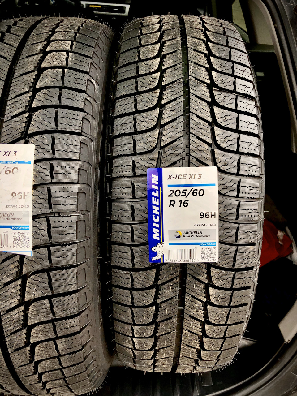 #11. Michelin X-Ice XI 3 205/60 R16 96H 4