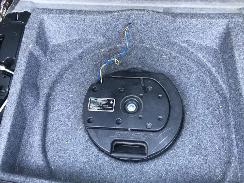 Сабвуфер Bose у нішу запасного колеса