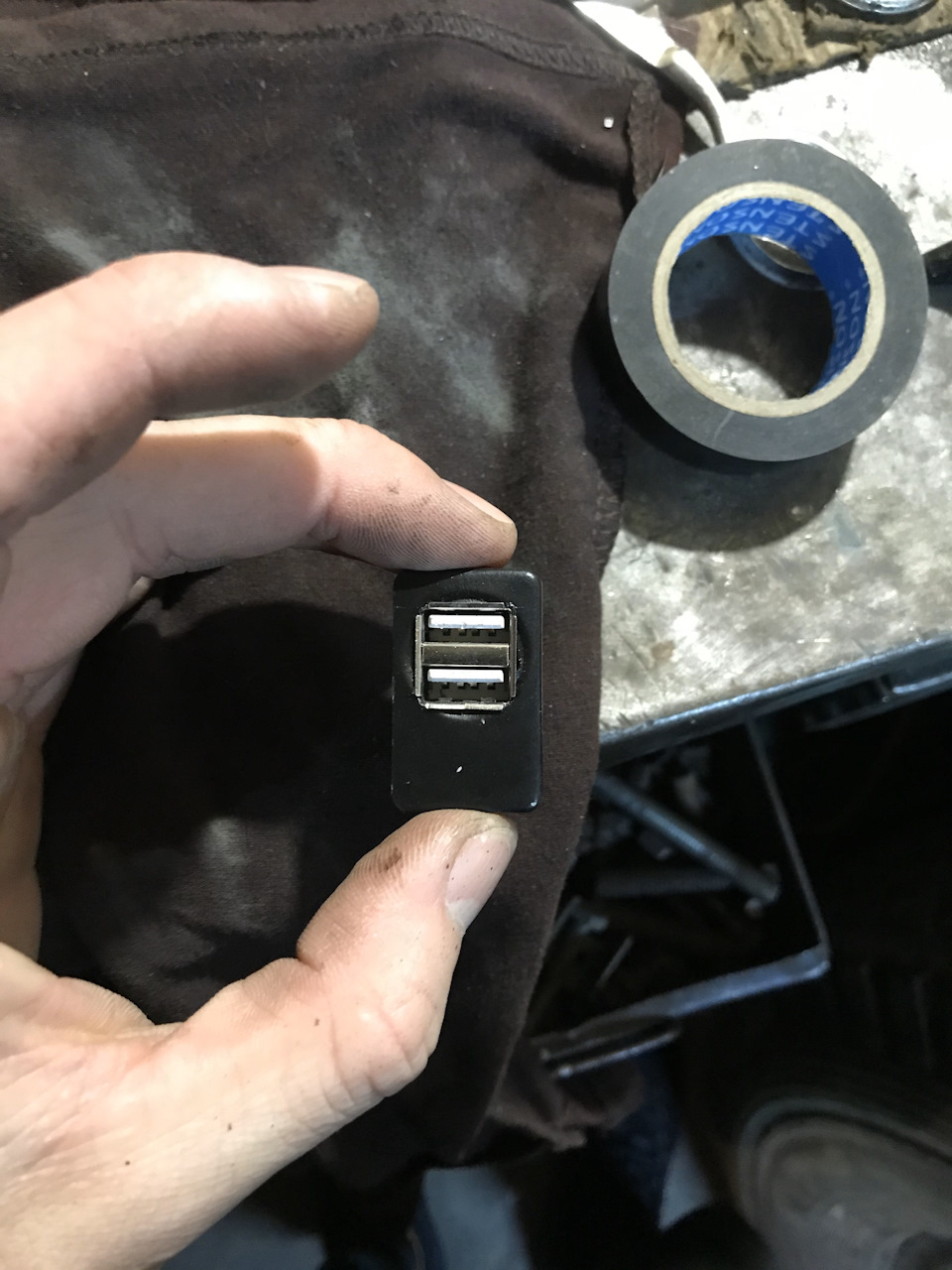 Usb зарядка та дірка 2