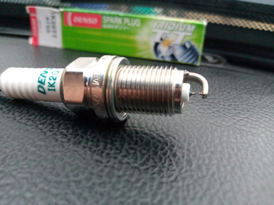 Свеча зажигания Denso IK020TT 4