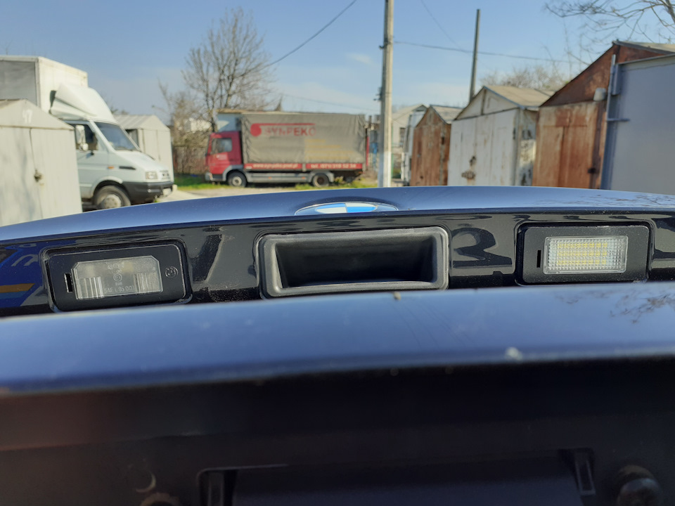 Ручка кришки багажника та підсвічування номера на Е90 5