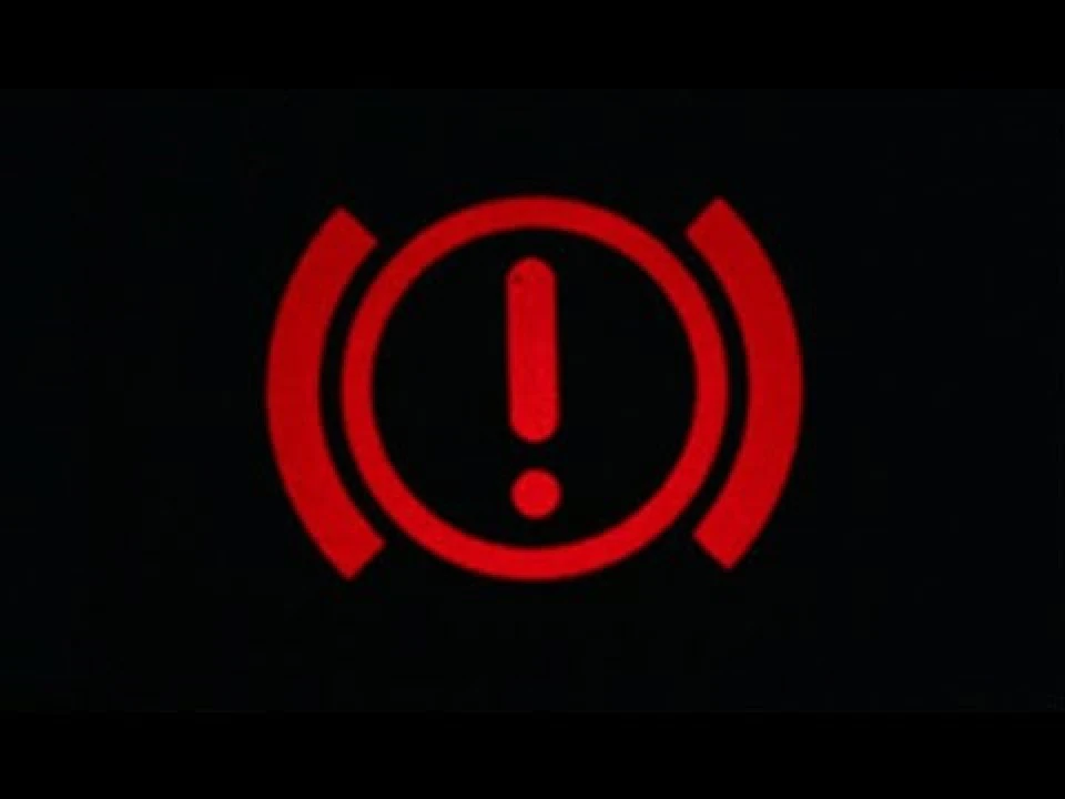 Загоряється індикатор ручника на приладку. Help