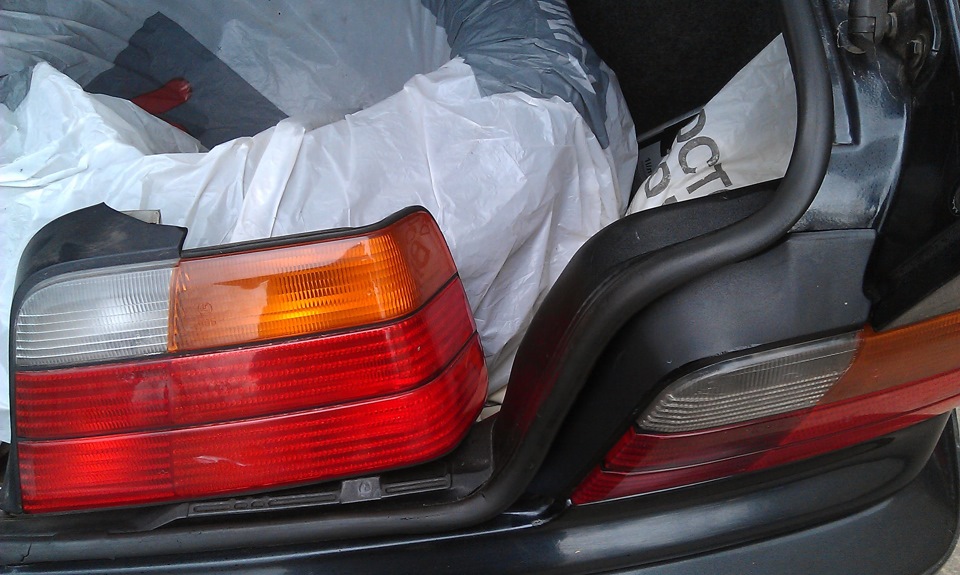 Задній ліхтар, поворотник та аморти капота 3