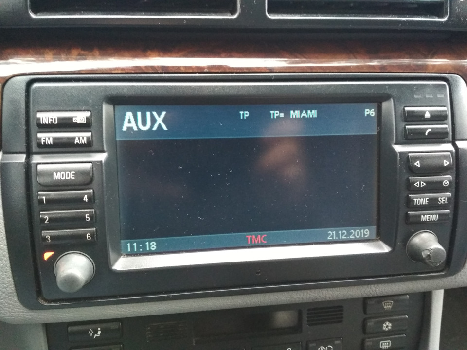 Де знаходиться AUX? 1